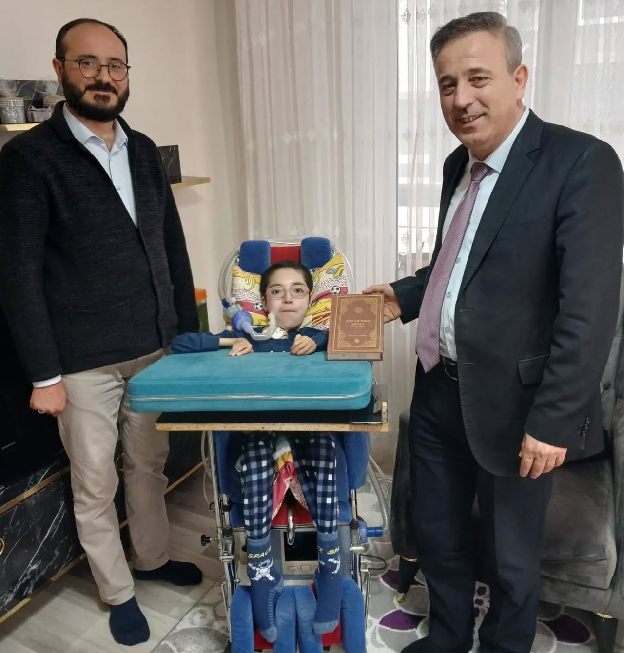 KÜTAHYA İL MÜFTÜLÜĞÜNDEN EVİNDE EĞİTİM GÖREN HASTA ÖĞRENCİYE ANLAMLI ZİYARET