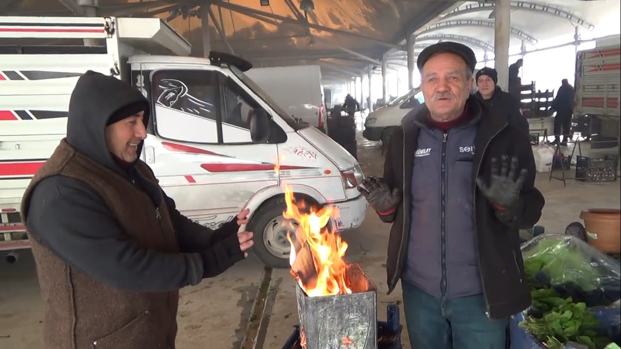 KÜTAHYALI PAZARCILAR TENEKEDE ATEŞ YAKARAK ISINIYOR