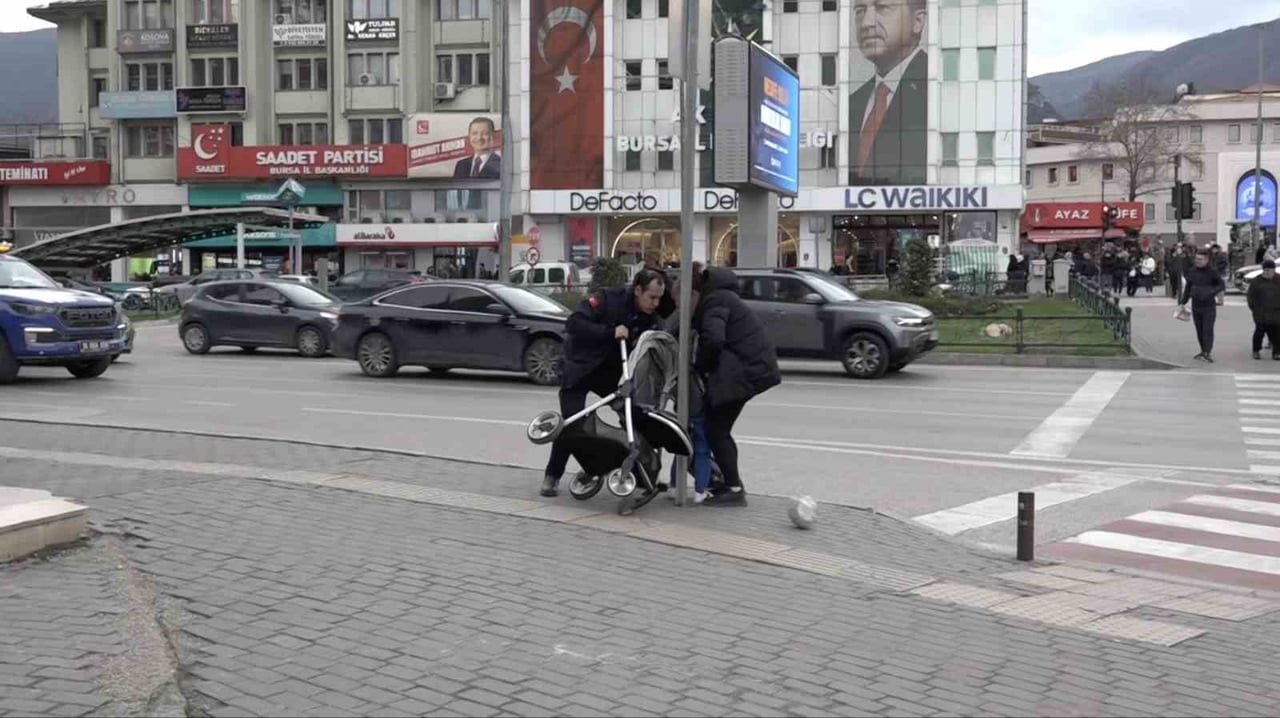 KUVVETLİ RÜZGÂRIN ETKİSİYLE BEBEK ARABASIYLA YÜRÜYEN BİR AİLENİN ELİNDEN KURTULAN BEBEK ARABASI...