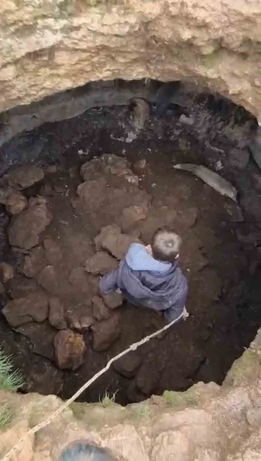 KUYUYA BAKAN GENÇLER, BİR TİLKİNİN İÇİNE DÜŞTÜĞÜNÜ GÖRDÜ