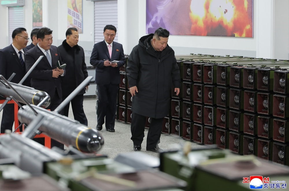 KUZEY KORE LİDERİ KİM JONG-UN, TAKTİK GÜDÜMLÜ FÜZE SİSTEMLERİNİN BU YILIN İLK YARISINDAN İTİBAREN...