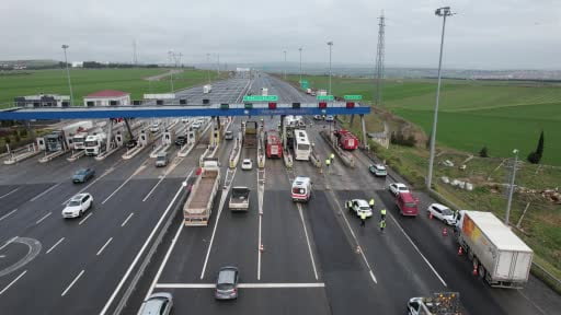 Kuzey Marmara Otoyolu Kınalı gişelerinde otobüsün karıştığı feci kaza: Araçta sıkışanlar...