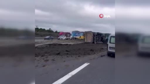 Kuzey Marmara Otoyolunda hafriyat kamyonu devrildi. Kaza sonrası bölgeye ekipler sevk edildi