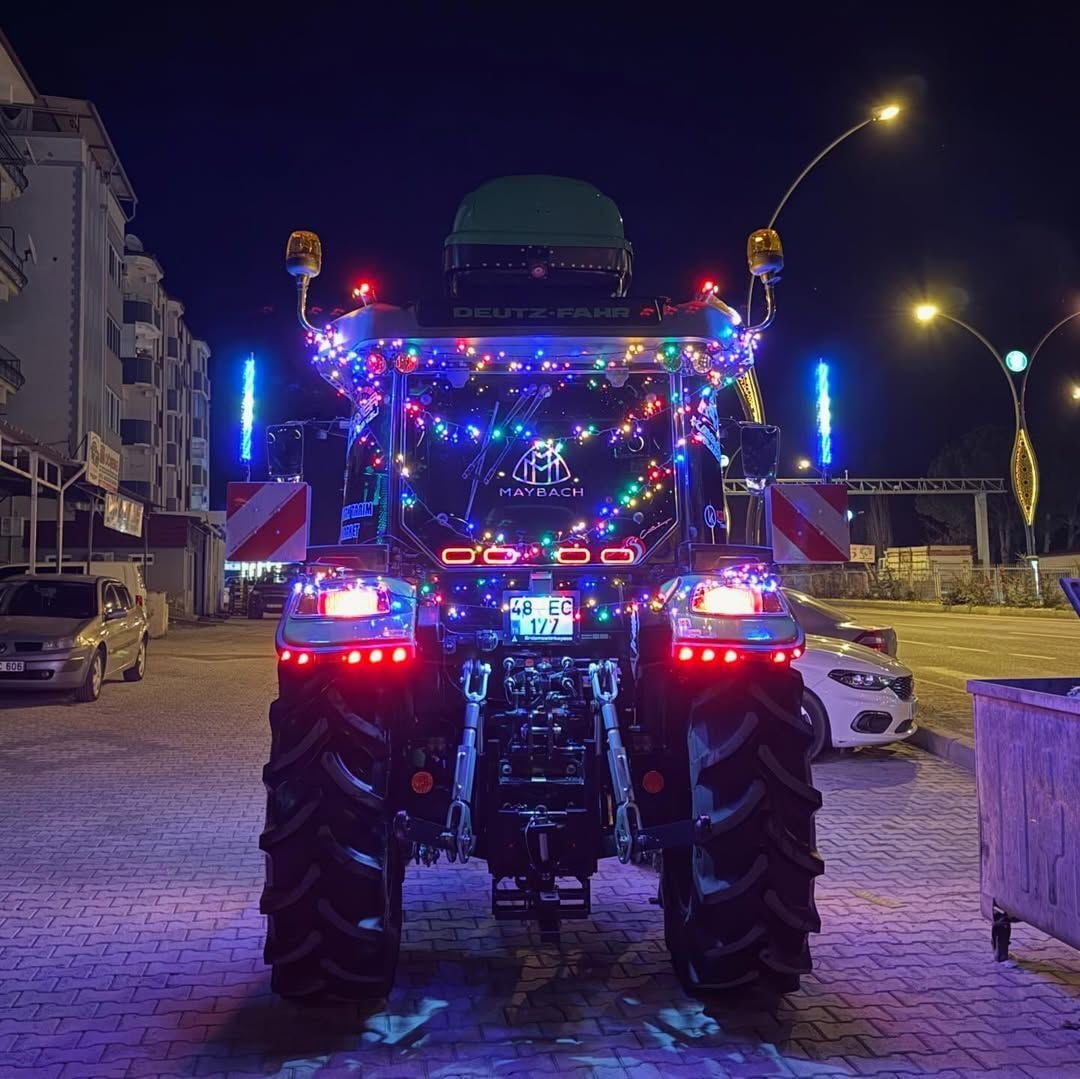 LED IŞIKLI TRAKTÖR DİKKAT ÇEKTİ