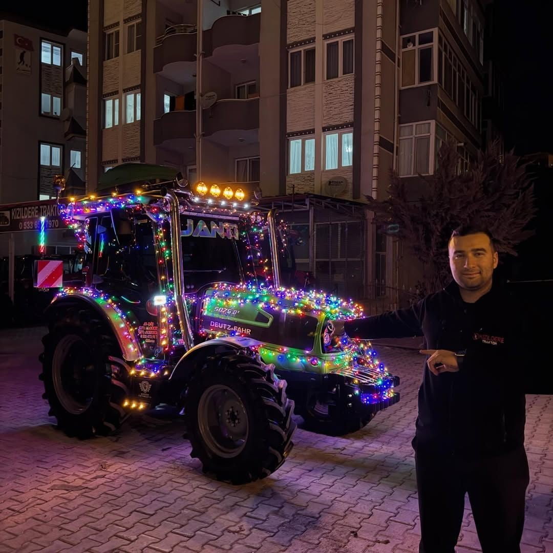 LED IŞIKLI TRAKTÖR DİKKAT ÇEKTİ