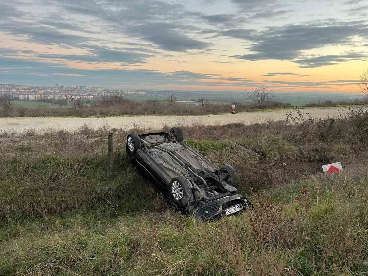 LÜLEBURGAZ’DA OTOMOBİL ŞARAMPOLE YUVARLANDI: 1 YARALI