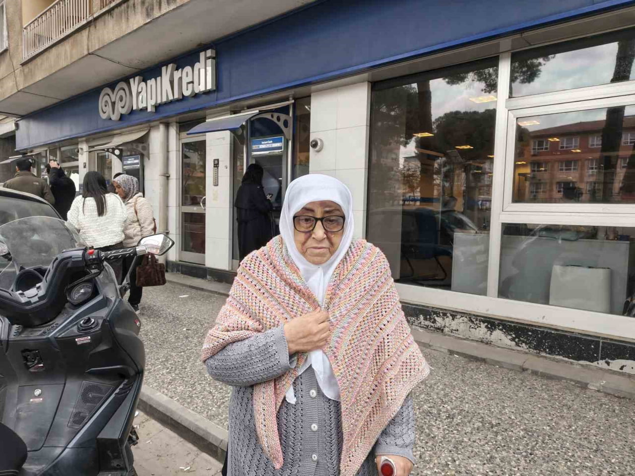MAAŞIN BAĞLANDIĞI YAPI KREDİ BANKASI İNCİRLİOVA ŞUBESİ TARAFINDAN YAŞLI KADINA KONUŞMASI DÜZGÜN...
