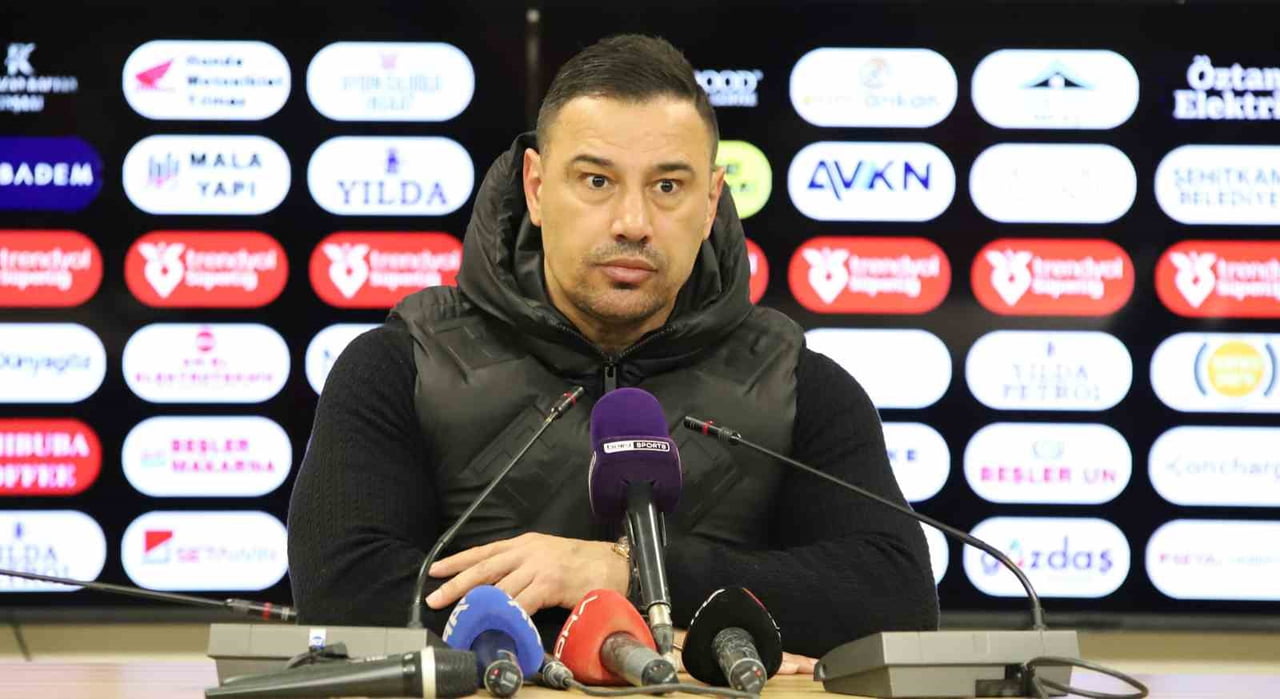 MAÇ ARDINDAN DÜZENLENEN BASIN TOPLANTISINDA DEĞERLENDİRMELERDE BULUNAN KONYASPOR TEKNİK DİREKTÖRÜ...