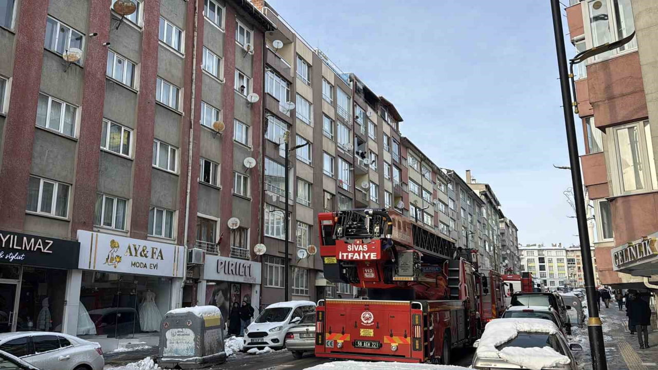 MAHALLE SAKİNLERİNİN İHBARI ÜZERİNE OLAY YERİNE SAĞLIK, İTFAİYE, DOĞALGAZ VE POLİS EKİPLERİ SEVK...