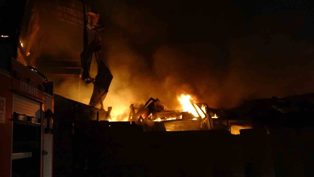 MALATYA'DA KORKUTAN KONTEYNER YANGINI