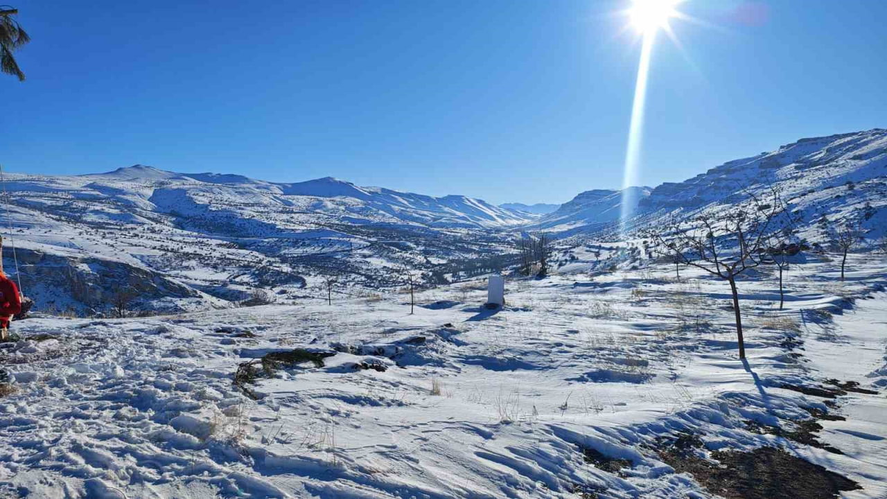MALATYA'NIN AKÇADAĞ İLÇESİNDE BİN 600 RAKIMDA KAR YAĞIŞININ ARDINDAN BİR ARAYA GELEN ARKADAŞ...