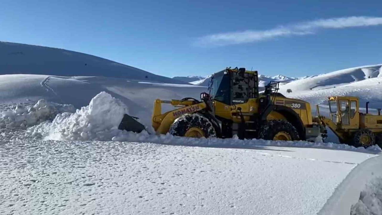 MALATYA’DA BÜYÜKŞEHRİN KARLA MÜCADELE ÇALIŞMALARI DEVAM EDİYOR