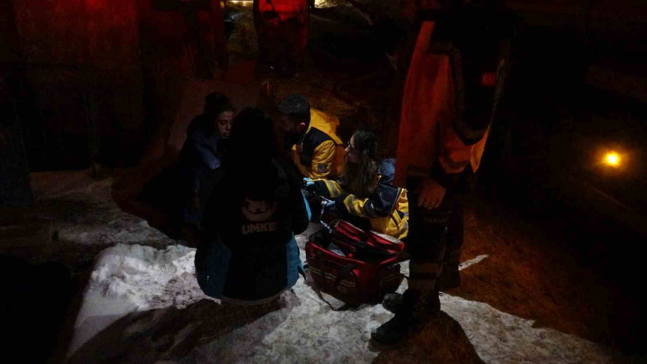 MALATYA’DA EV YANGINI: MAHSUR KALAN KADIN KURTARILDI