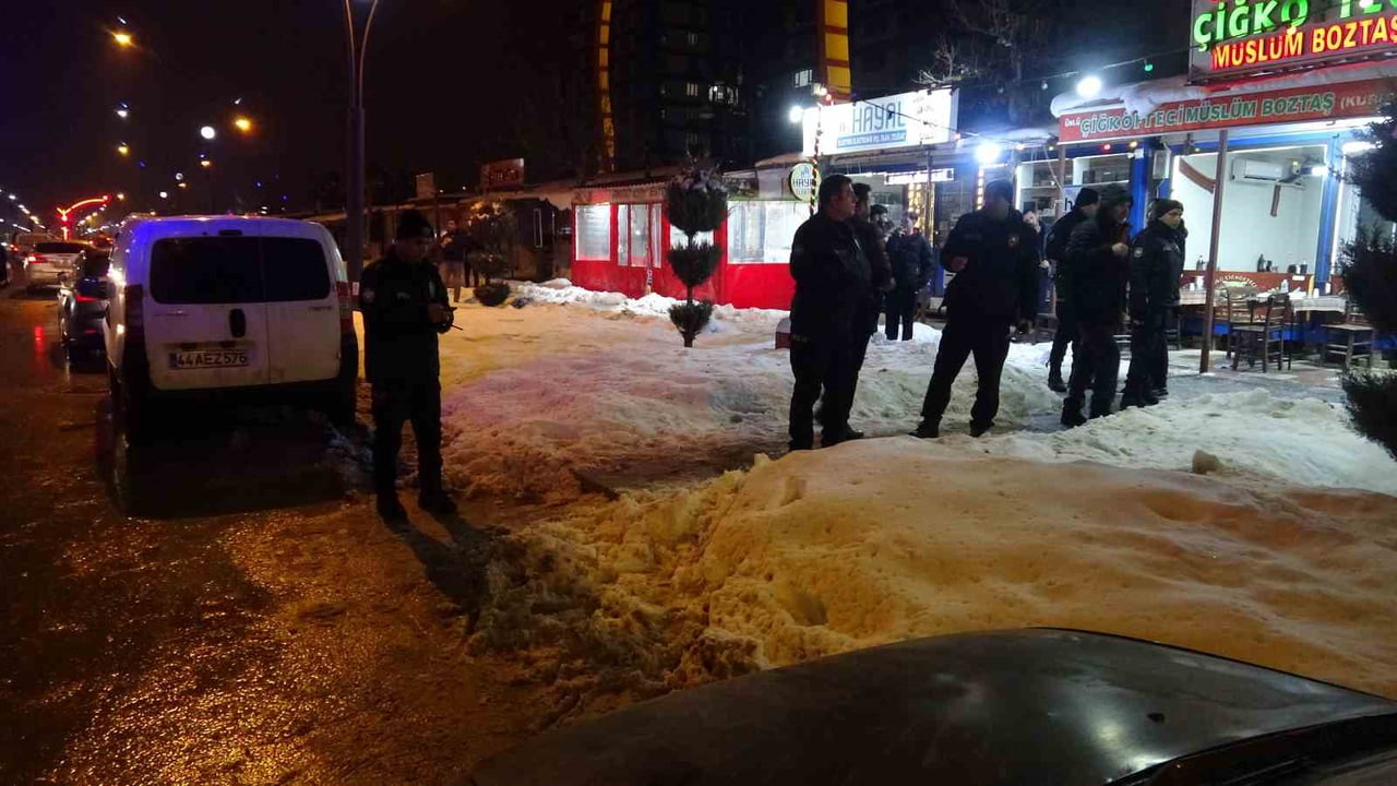 MALATYA’DA HUSUMETLİLERİN BIÇAKLI KAVGASINDA: 2’Sİ AĞIR 3 KİŞİ YARALANDI