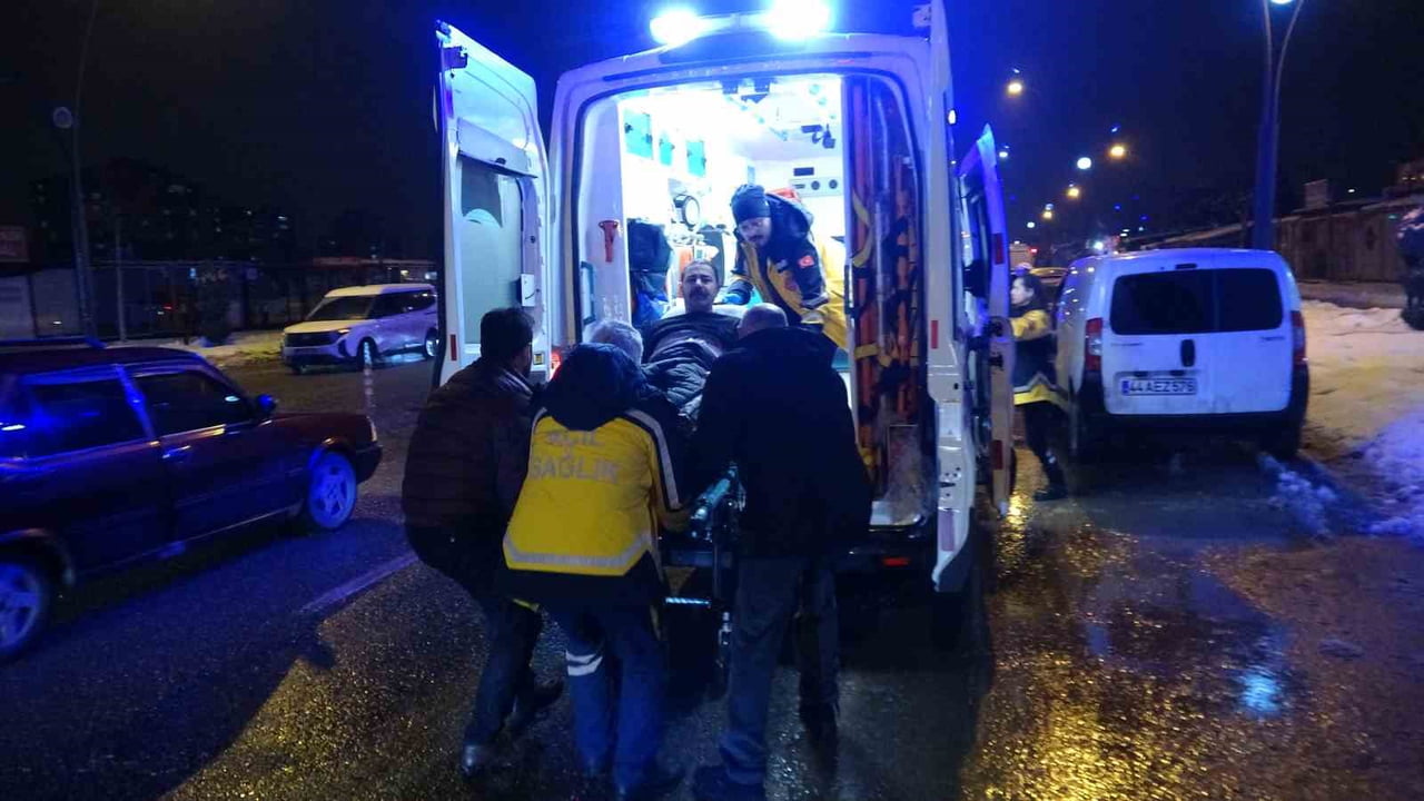 MALATYA’DA HUSUMETLİLERİN BIÇAKLI KAVGASINDA: 2’Sİ AĞIR 3 KİŞİ YARALANDI