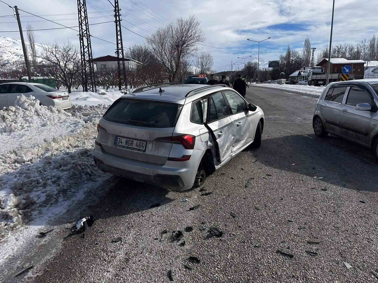 MALATYA’DA İKİ OTOMOBİL ÇARPIŞTI: 3 YARALI
