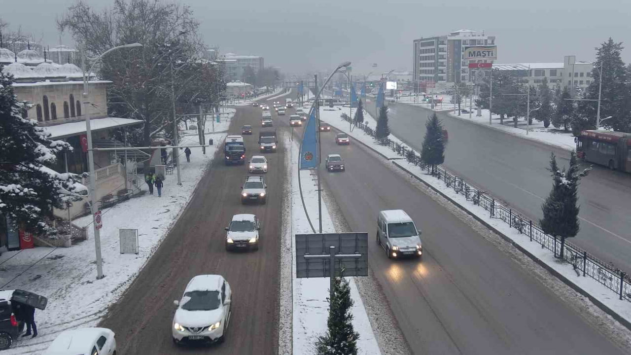 MALATYA’DA KAR YAĞIŞI ETKİLİ OLUYOR