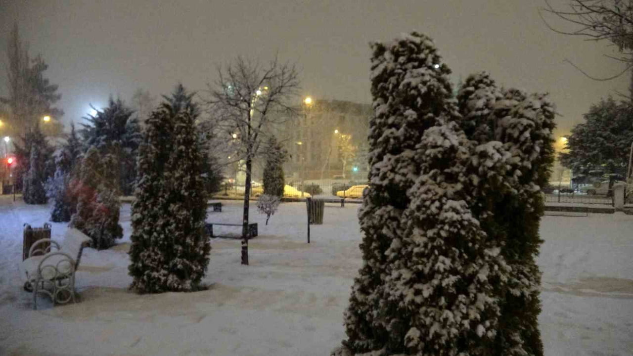 MALATYA’DA KAR YAĞIŞI ETKİSİNİ ARTIRDI