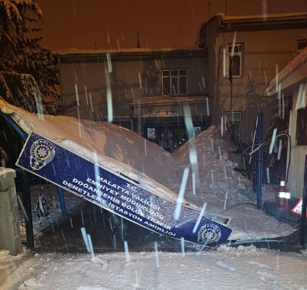 MALATYA’DA,  KAR YAĞIŞINA DAYANAMAYAN POLİS MERKEZİNİN SURDURMASI ÇÖKTÜ