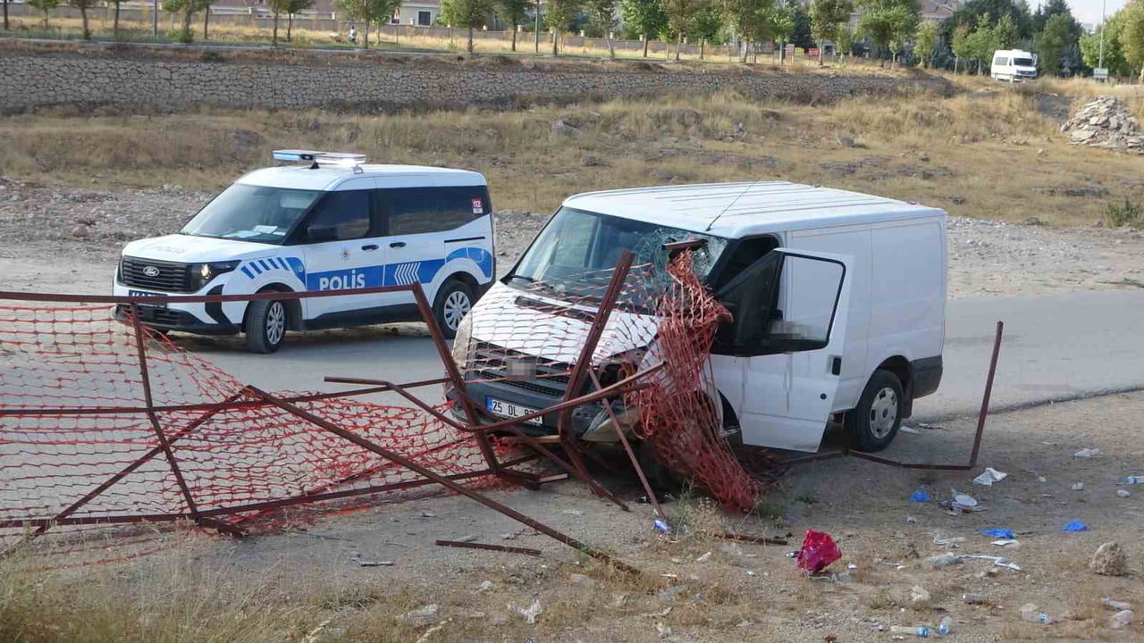 MALATYA’DA MİNİBÜSÜN ÇARPTIĞI DEMİR KORKULUĞUN KAFASINA SAPLANMASI SONUCU AĞIR YARALANAN SÜRÜCÜ...