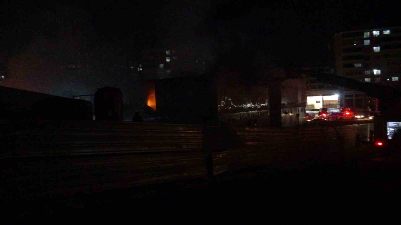 MALATYA’DA ŞANTİYEDE KORKUTAN YANGIN