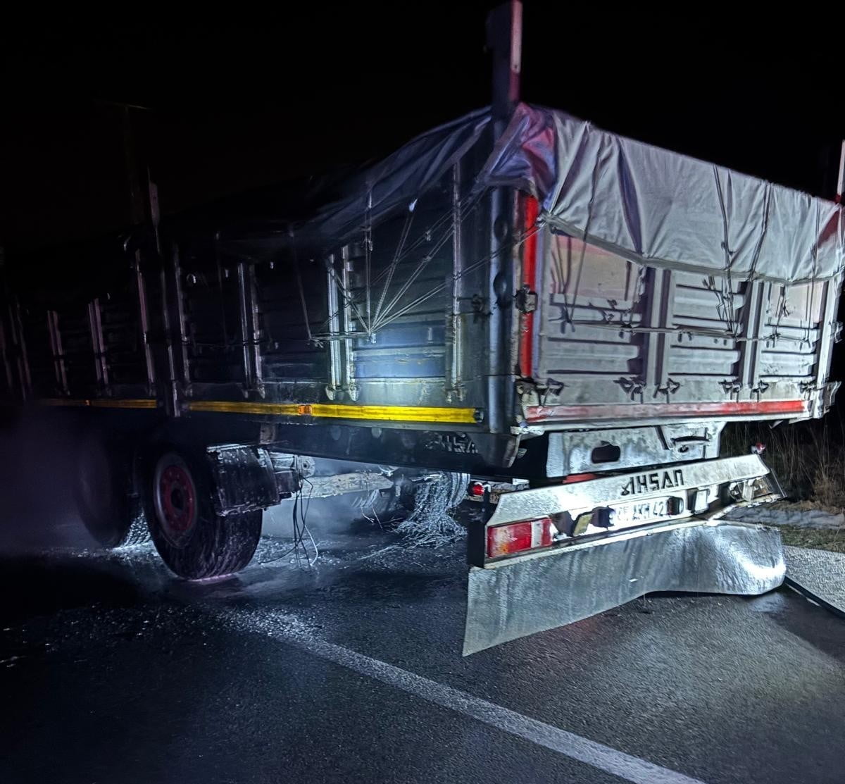 MALATYA’NIN AKÇADAĞ İLÇESİNDE AMONYUM NİTRAT YÜKLÜ TIRDA ÇIKAN YANGIN PANİĞE NEDEN OLDU. SEYİR...