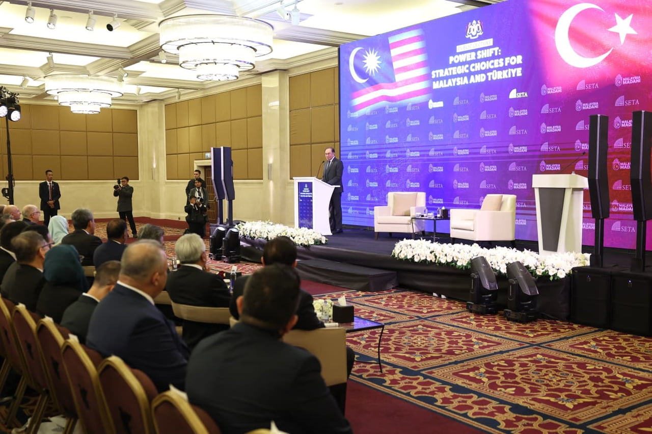 MALEZYA BAŞBAKANI ENVER İBRAHİM, "ÜLKELER ARASINDA GÖRÜŞ AYRILIKLARI OLACAKTIR AMA BU, İLETİŞİMİN...