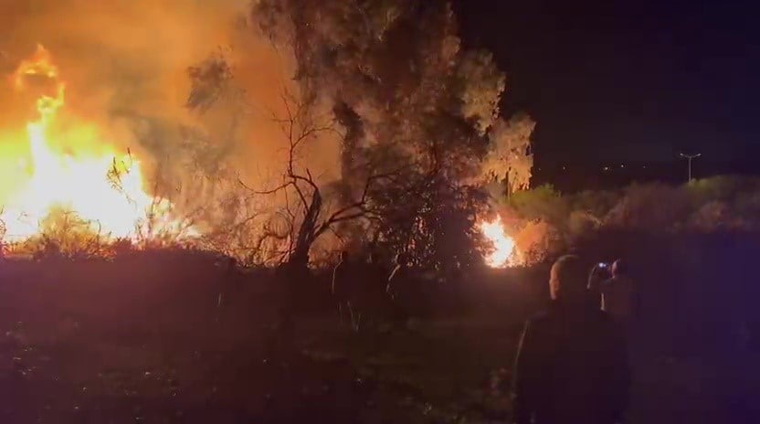 MANAVGAT İLÇESİNDE D-400 KARA YOLU ÜZERİNDE ÇIKAN VE GÖKYÜZÜNÜ AYDINLATAN YANGIN, KORKU DOLU...