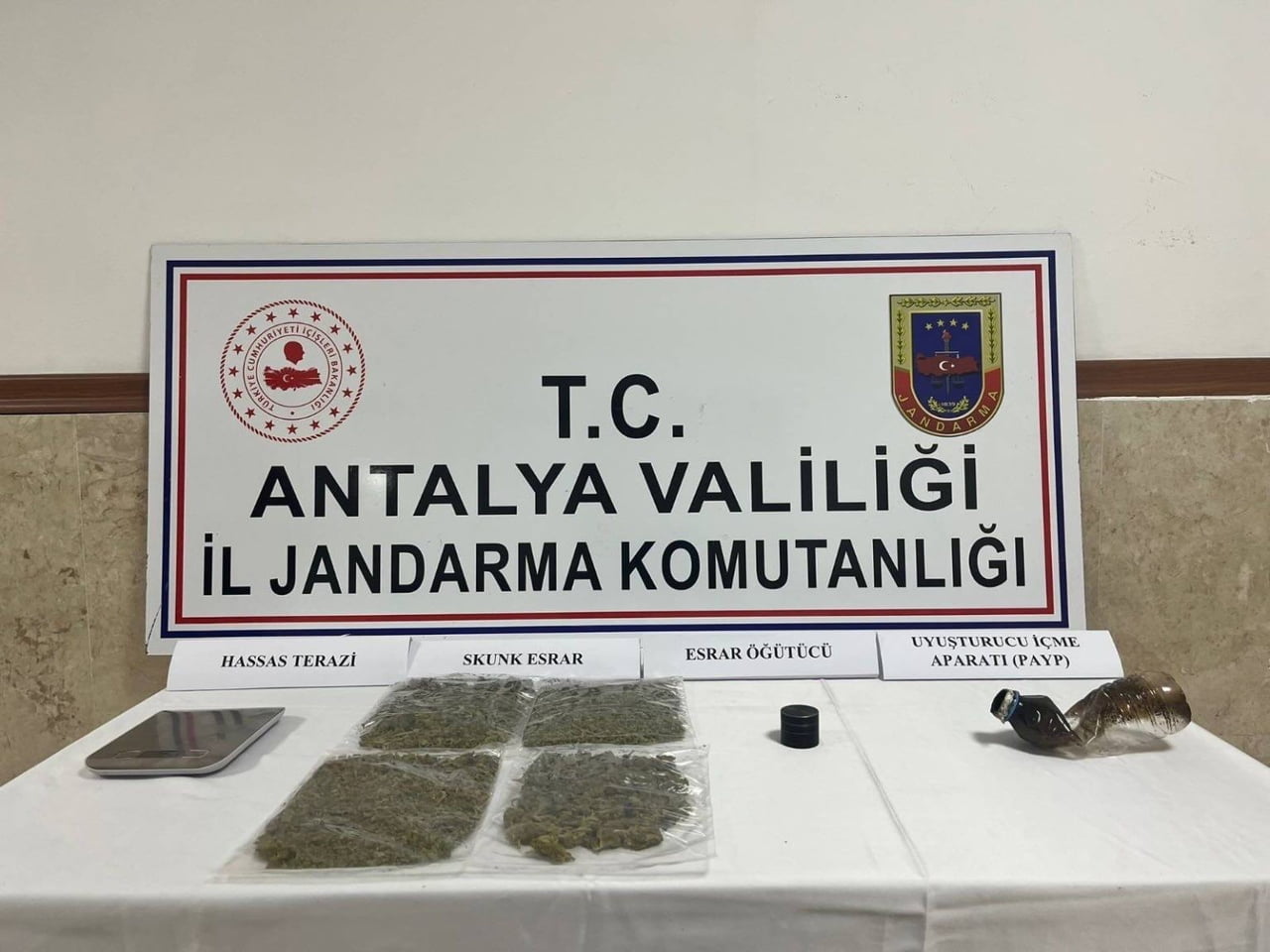 MANAVGAT İLÇESİNDE DÜZENLENEN UYUŞTURUCU OPERASYONUNDA SKUNK VE UYUŞTURUCU KULLANIMINA YÖNELİK...