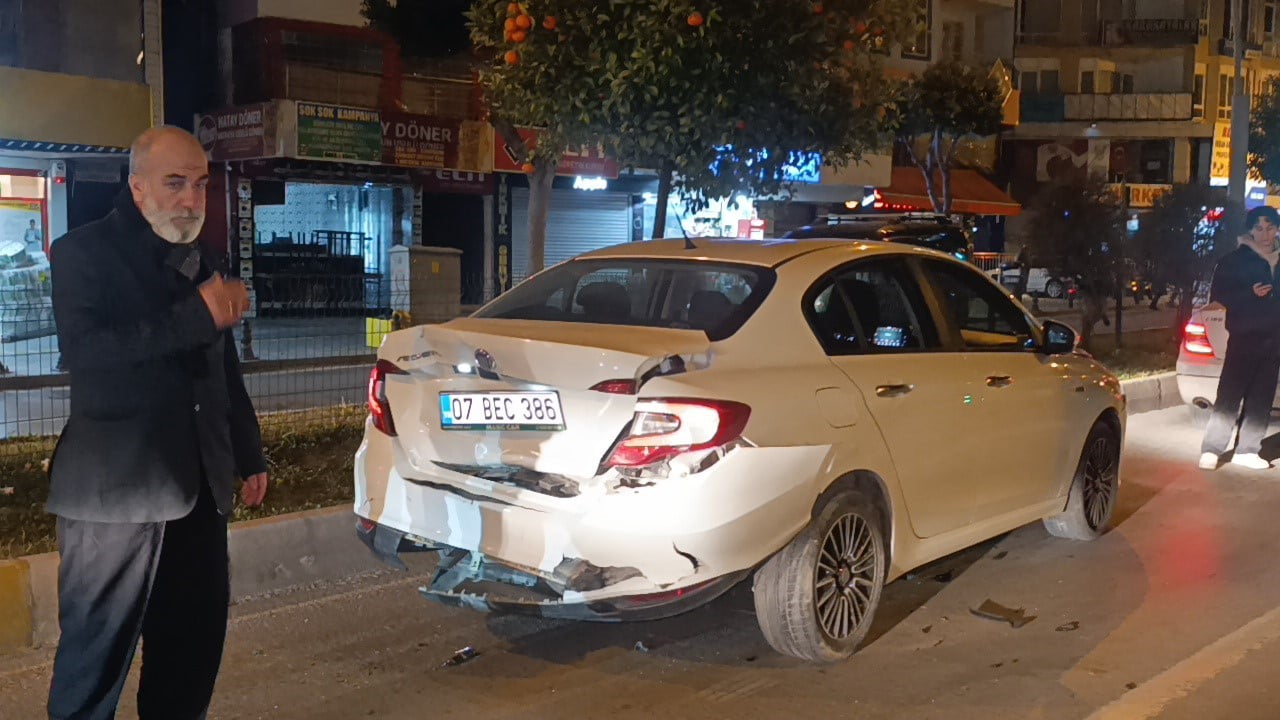 MANAVGAT İLÇESİNDE KIRMIZI IŞIKTA BEKLEYEN ARAÇLARA OTOMOBİLİN ÇARPMASI SONUCU MEYDANA GELEN 3...