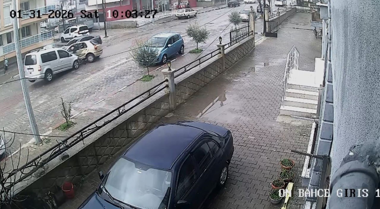 MANİSA'NIN KULA İLÇESİNDE U DÖNÜŞÜ YAPMAK İSTEYEN OTOMOBİL İLE CADDE ÜZERİNDE SEYİR HALİNDEKİ BİR...