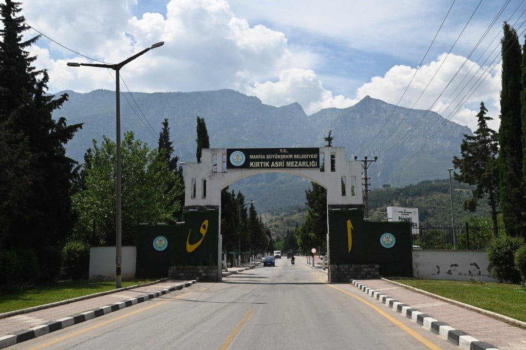 MANİSA BÜYÜKŞEHİR BELEDİYESİ, 2025 YILI BOYUNCA İL GENELİNDEKİ MEZARLIKLARDA KAPSAMLI BİR YENİLEME...