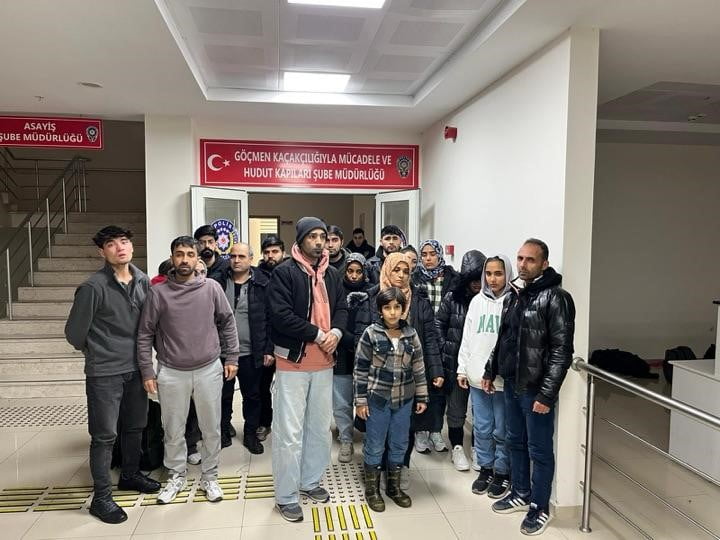 MANİSA’DA DÜZENLENEN OPERASYONDA, İZMİR İSTİKAMETİNE GİTMEKTE OLAN 34 DÜZENSİZ GÖÇMEN İLE ARAÇ...