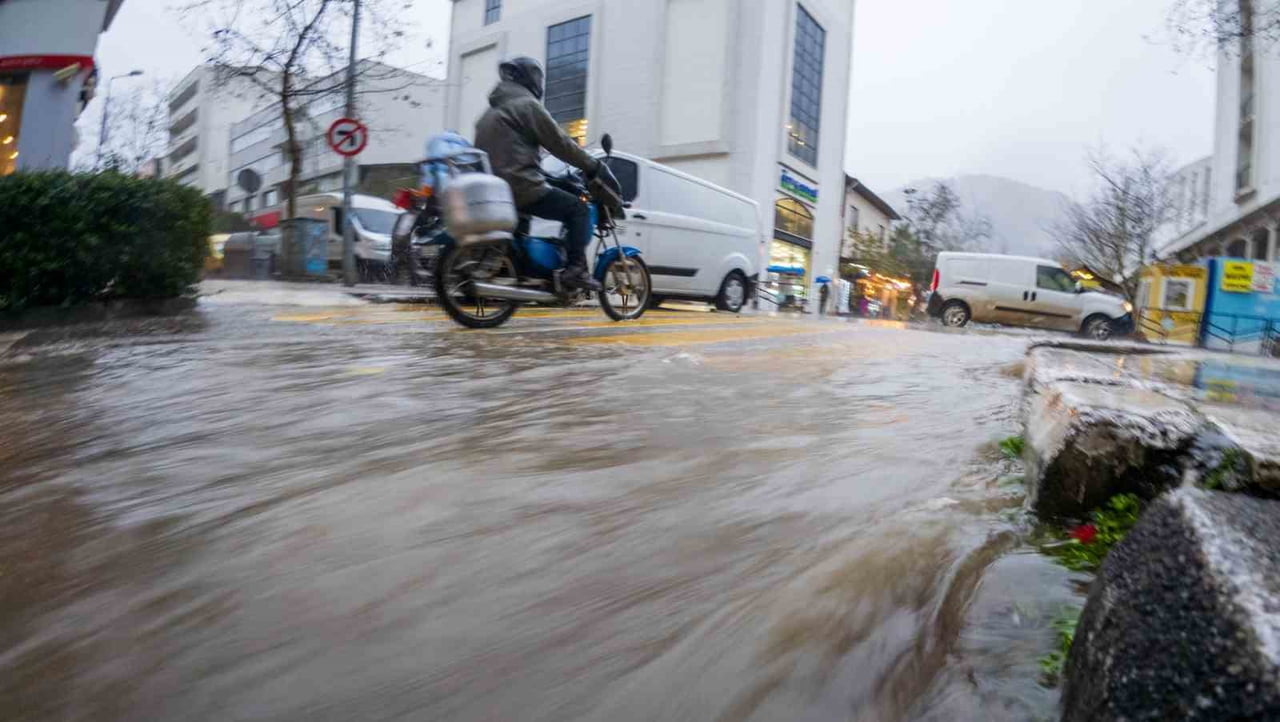 MANİSA’DA SABAH SAATLERİNDE BAŞLAYAN ŞİDDETLİ FIRTINA VE SAĞANAK YAĞIŞ HAYATI OLUMSUZ ETKİLEDİ....