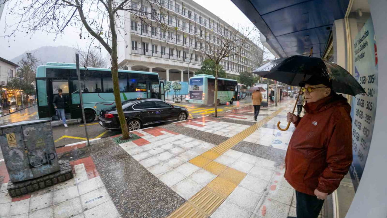 MANİSA’DA SABAH SAATLERİNDE BAŞLAYAN ŞİDDETLİ FIRTINA VE SAĞANAK YAĞIŞ HAYATI OLUMSUZ ETKİLEDİ....