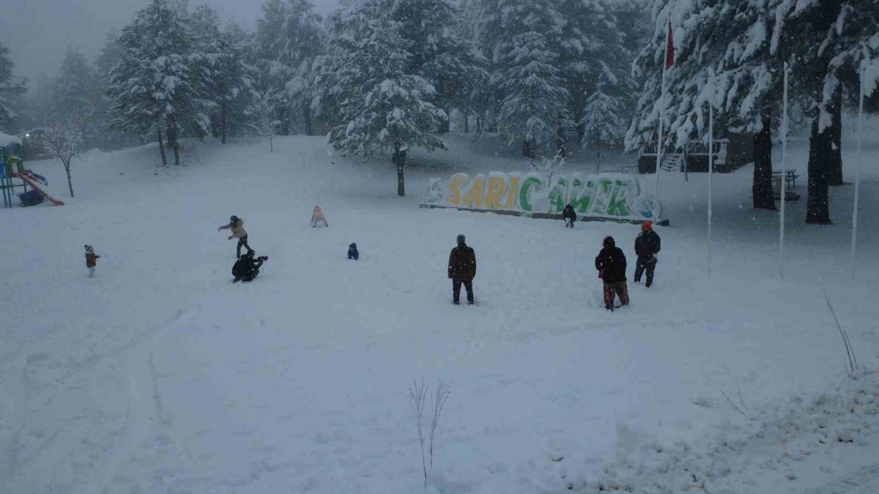 MANİSA’NIN DEMİRCİ İLÇESİ MERKEZİNDE YAĞMUR, YÜKSEK KESİMLERDE İSE KAR YAĞIŞI ETKİLİ OLDU....