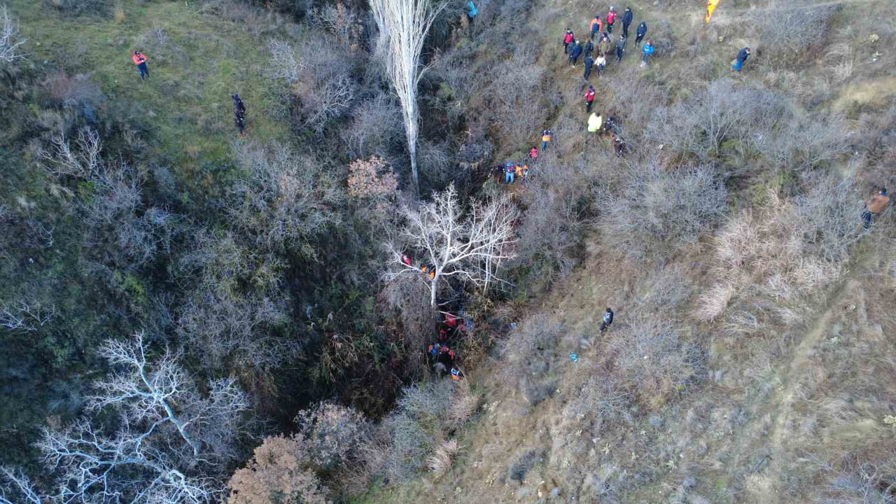 MANİSA’NIN DEMİRCİ İLÇESİNDE 8 GÜNDÜR KAYIP OLARAK ARANAN KADININ CANSIZ BEDENİ DERE YATAĞINDA...