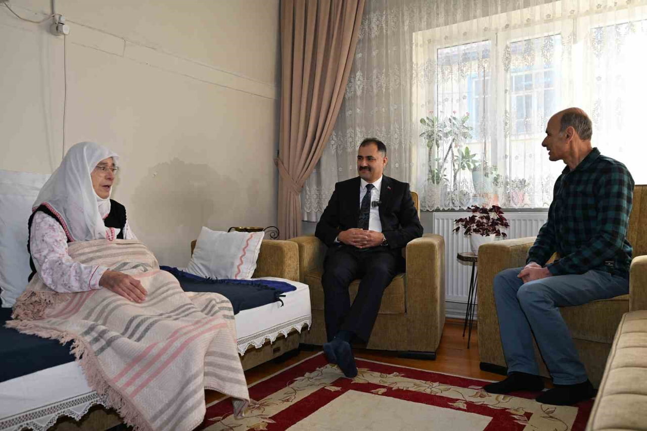 MANİSA’NIN DEMİRCİ İLÇESİNDE BELEDİYE BAŞKANI ERKAN KARA, MİRAÇ KANDİLİ DOLAYISIYLA İLÇEDE YAŞAYAN...