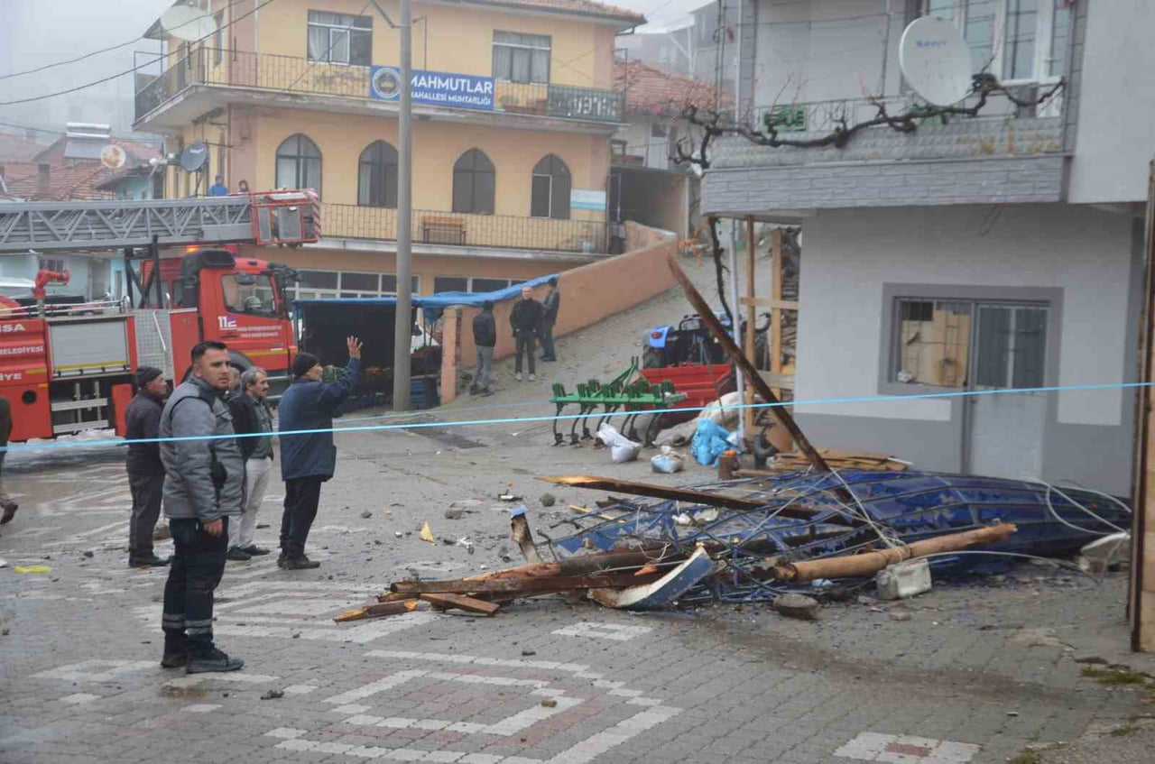 MANİSA’NIN DEMİRCİ İLÇESİNE BAĞLI MAHMUTLAR MAHALLESİ’NDE ETKİLİ OLAN ŞİDDETLİ FIRTINA, MAHALLE...