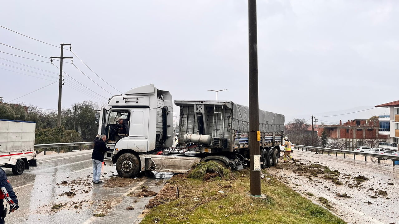 MANİSA’NIN KULA İLÇESİNDE YAĞIŞLI HAVANIN DA ETKİSİYLE KAYGANLAŞAN YOLDA SÜRÜCÜSÜNÜN KONTROLÜNDEN...