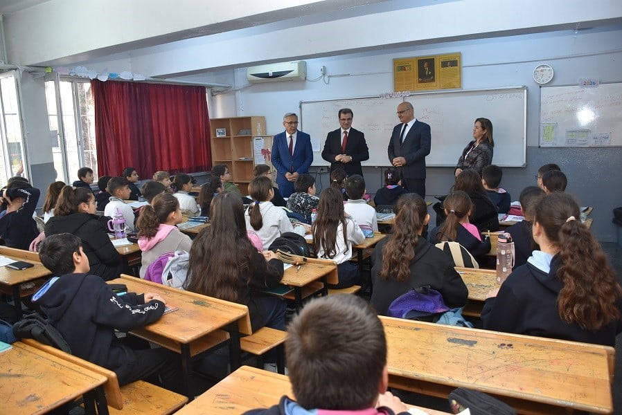 MANİSA’NIN SALİHLİ İLÇE KAYMAKAMI ALİ GÜLDOĞAN, OKUL ZİYARETLERİ KAPSAMINDA MİLLİ EGEMENLİK...