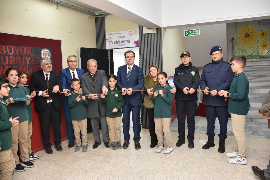 MANİSA’NIN SALİHLİ İLÇE KAYMAKAMI ALİ GÜLDOĞAN ÖNCÜLÜĞÜNDE YÜRÜTÜLEN SALİHLİ EĞİTİME DESTEK...