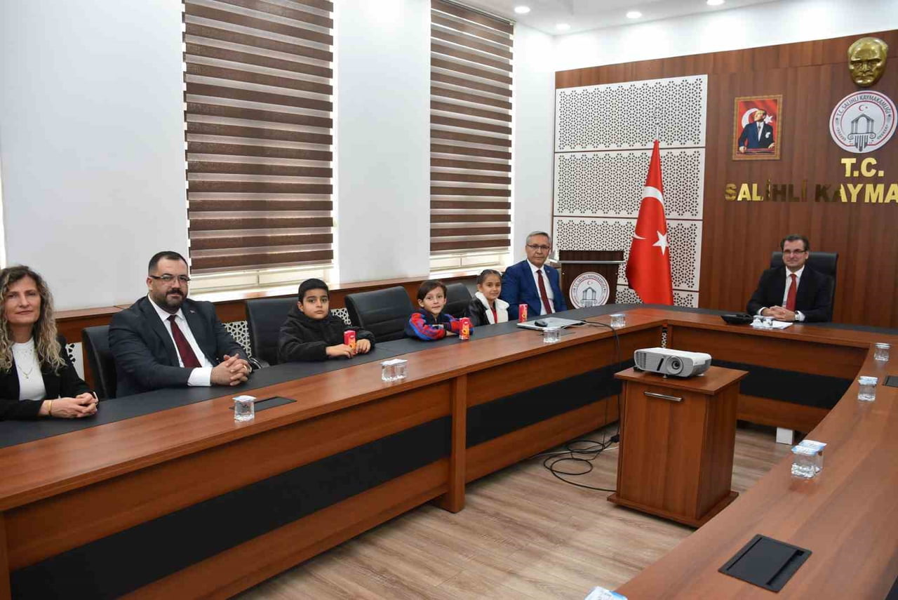 MANİSA’NIN SALİHLİ İLÇESİNDE 29 EKİM-4 KASIM KIZILAY HAFTASI ETKİNLİKLERİ KAPSAMINDA DÜZENLENEN...