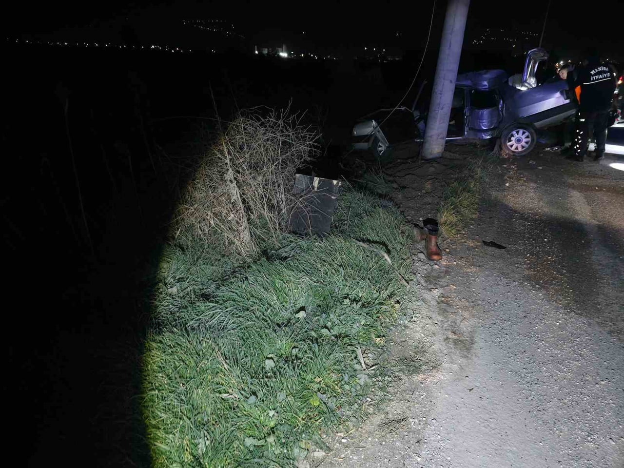 MANİSA’NIN SALİHLİ İLÇESİNDE SÜRÜCÜSÜNÜN DİREKSİYON HAKİMİYETİNİ KAYBETTİĞİ OTOMOBİLİN ELEKTRİK...