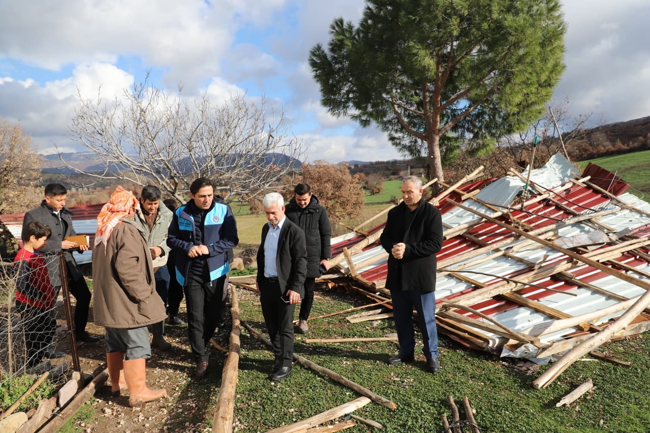 MANİSA’NIN SELENDİ İLÇESİNDE GÜN BOYU ETKİLİ OLAN ŞİDDETLİ FIRTINA VE SAĞANAK YAĞIŞ, İKİ MAHALLEDE...