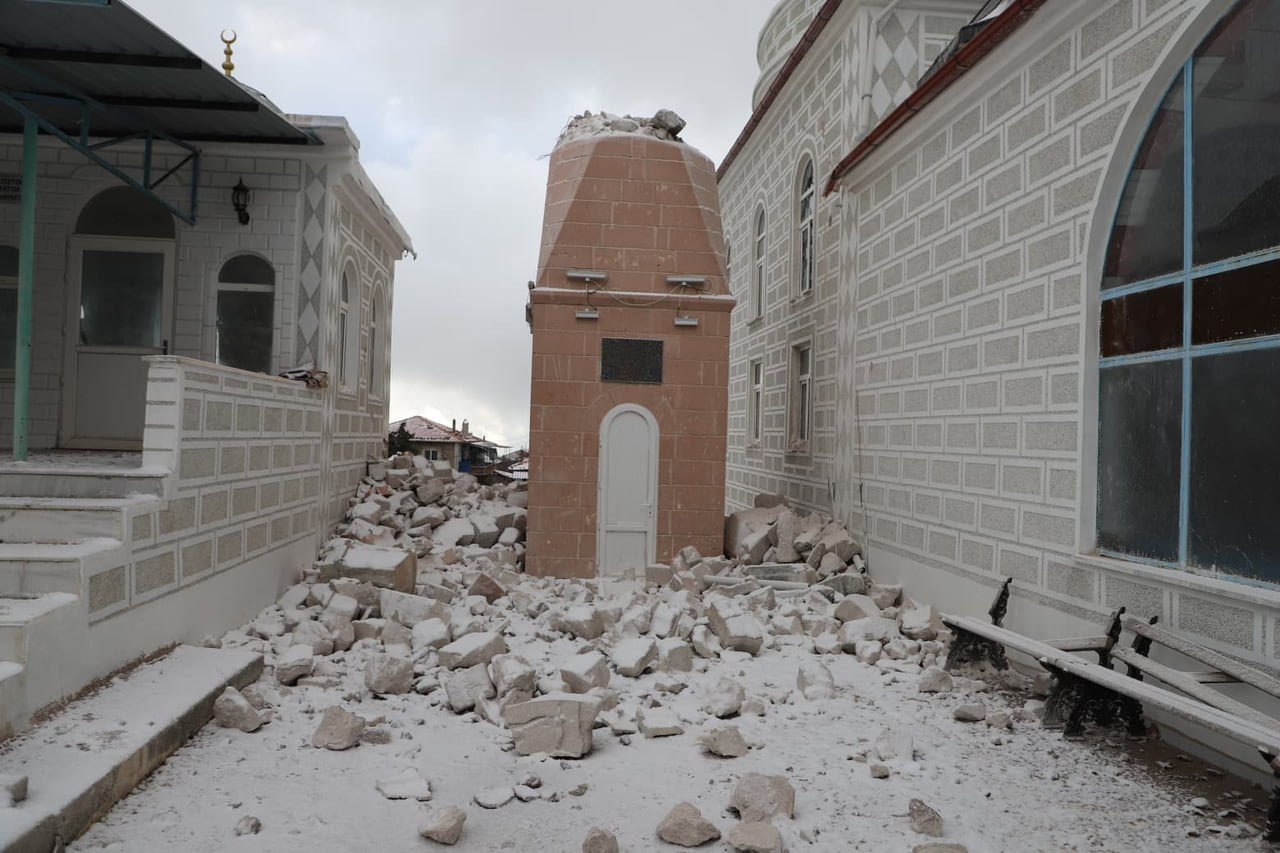 MANİSA’NIN SELENDİ İLÇESİNDE GÜN BOYU ETKİLİ OLAN ŞİDDETLİ FIRTINA VE SAĞANAK YAĞIŞ, İKİ MAHALLEDE...