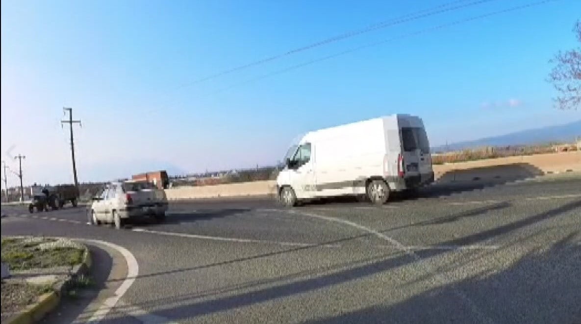 MANİSA’NIN TURGUTLU İLÇESİNDE YEŞİL IŞIKTA HAREKET EDEN OTOMOBİLİN TALİ YOLDAN ÇIKAN TUĞLA YÜKLÜ...