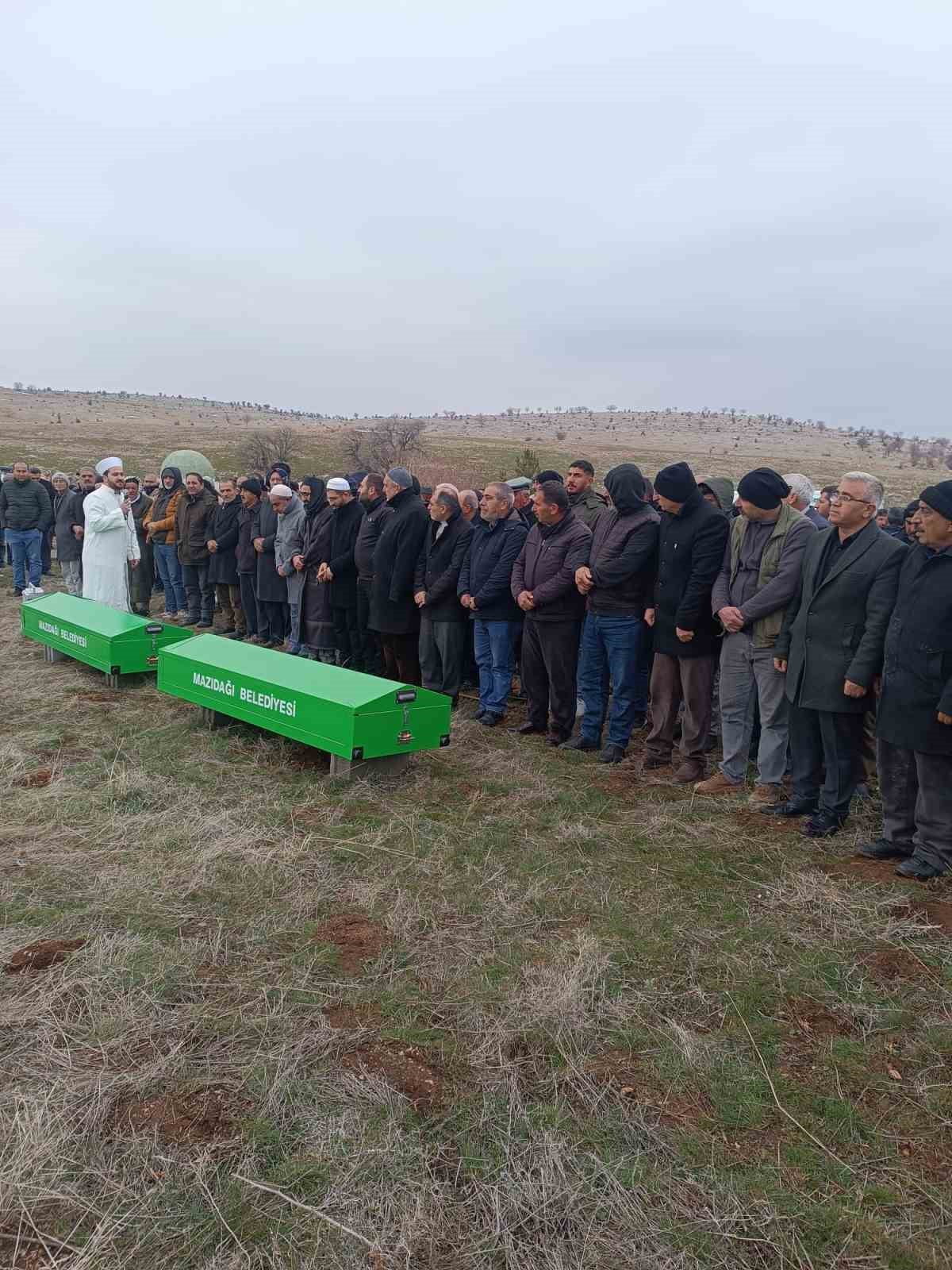 MARDİN'İN MAZIDAĞI İLÇESİNDE KARNELERİNİ ALDIKTAN SONRA BUZ TABAKASININ KIRILMASI SONUCU GÖLDE...