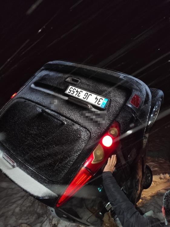 MARDİN'İN MİDYAT İLÇESİNDE SÜRÜCÜSÜNÜN KONTROLÜNDEN ÇIKARAK ŞARAMPOLE DEVRİLEN HAFİF TİCARİ ARAÇTA...