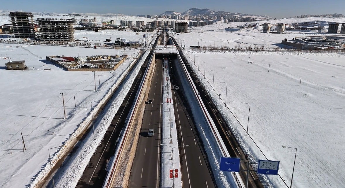 MARDİN BÜYÜKŞEHİR BELEDİYESİ EKİPLERİ, YOĞUN KAR YAĞIŞININ ARDINDAN İLÇE MERKEZLERİ VE KIRSAL...